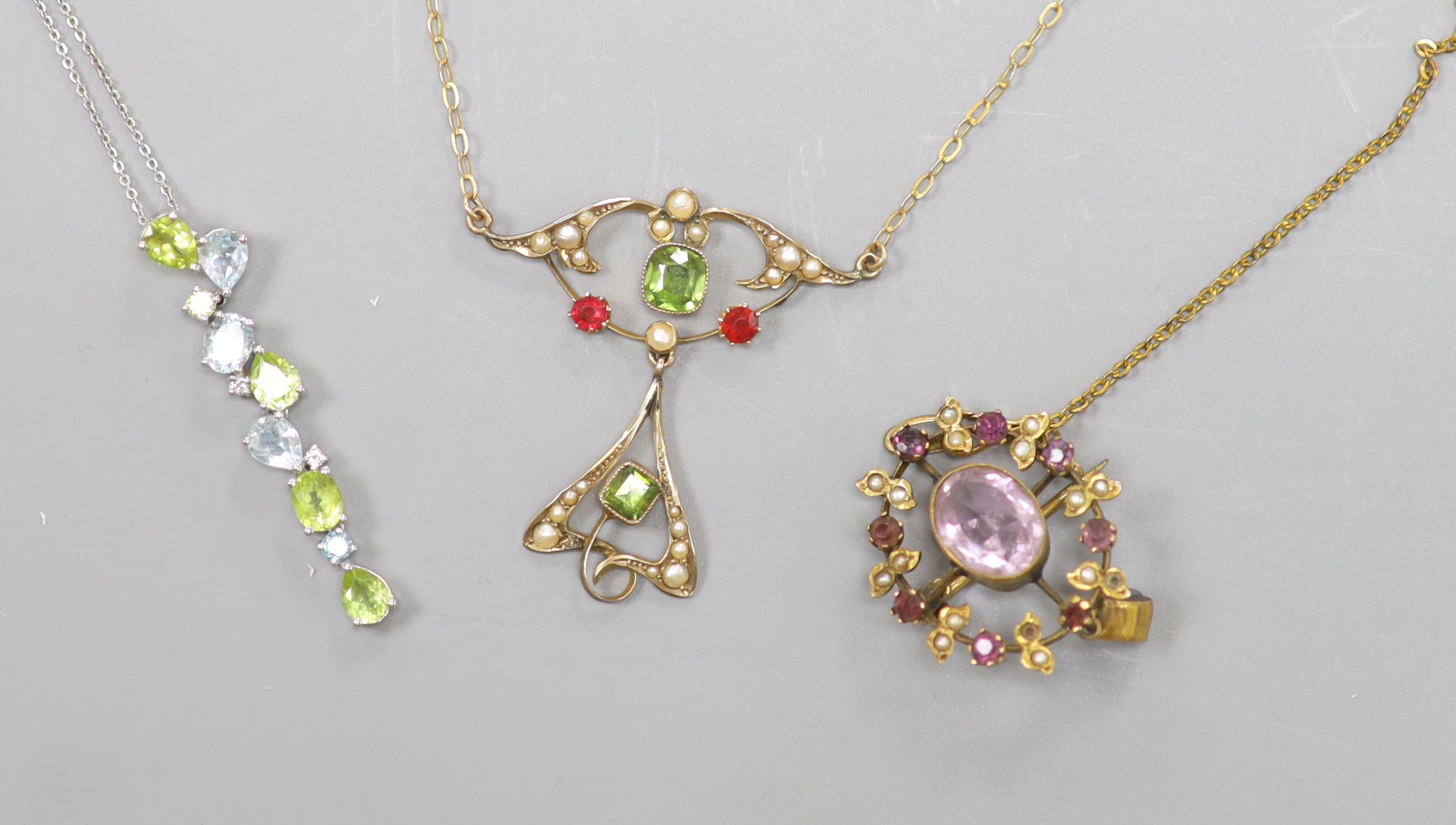 An Art Nouveau style 9ct yellow gold, peridot, pearl and ruby openwork pendant on chain and two other items